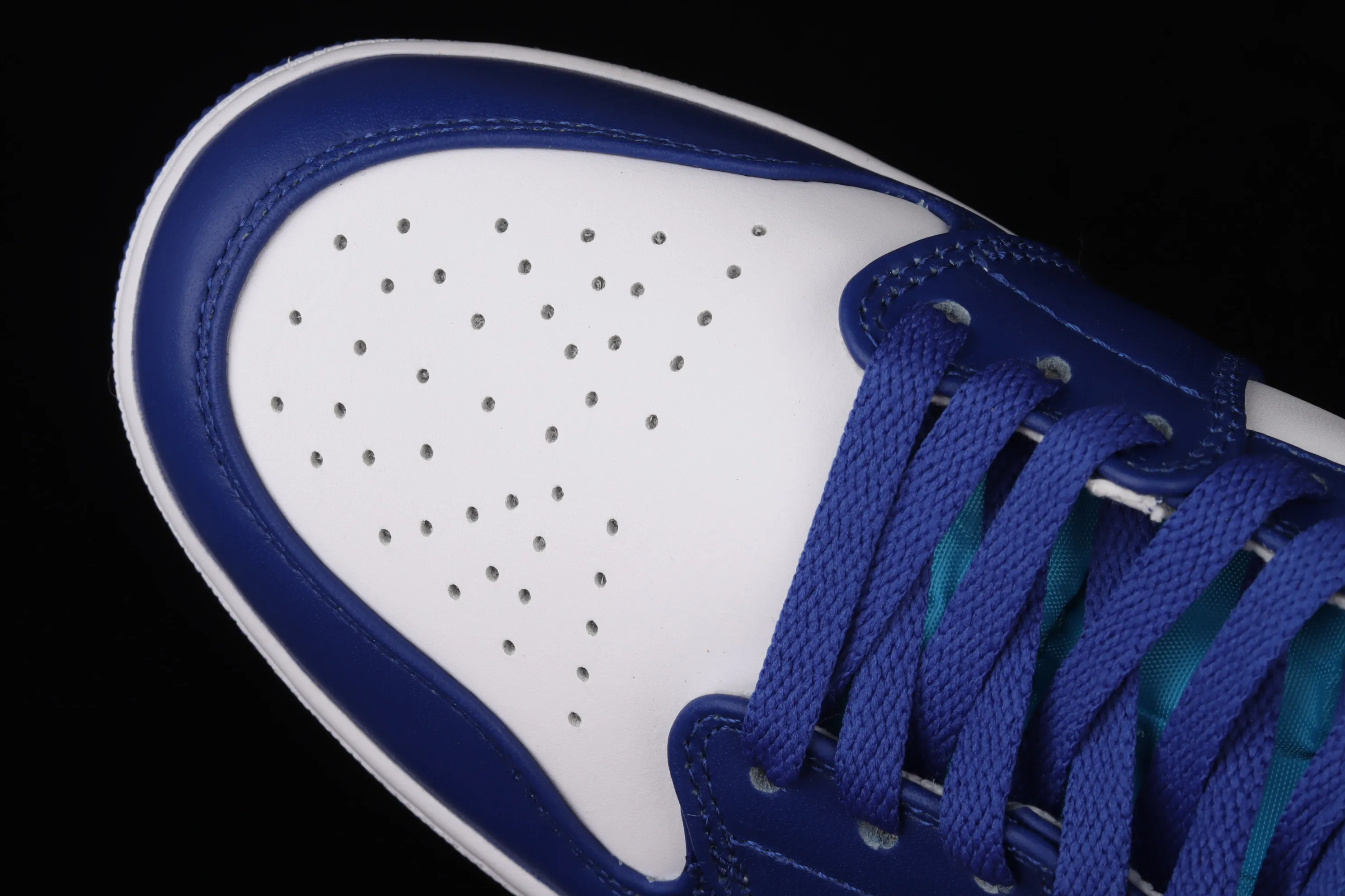 All categories Air Jordan Jordan series basketball shoes Air Jordan 1 Mid Air Jordan 1 Mid AJ1 Joe 1 geometric white and blue Zhongbang basketball shoes 555112-105